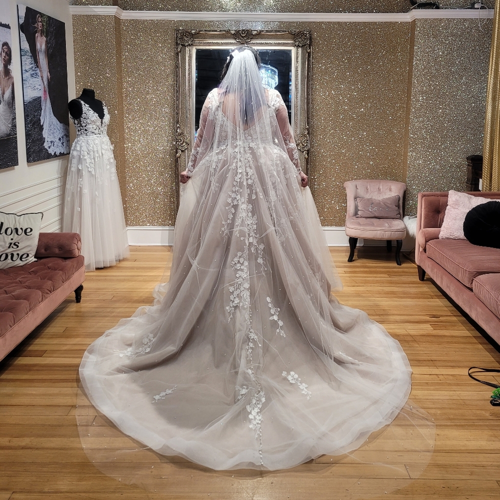 Elegant Lace Wedding Dress - Picture 3 of 3